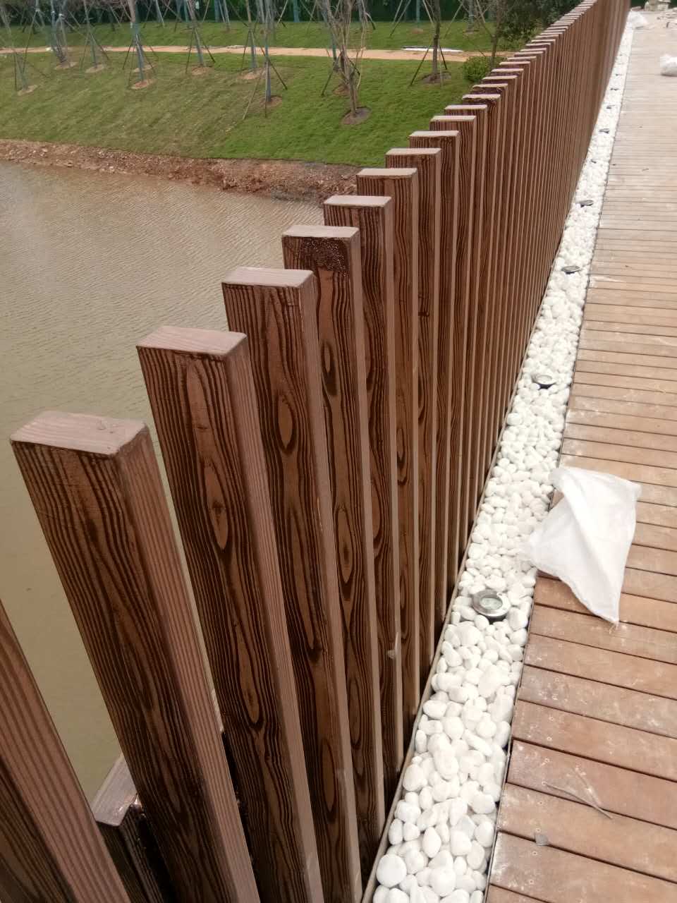 果洛钢管护栏木纹漆施工项目